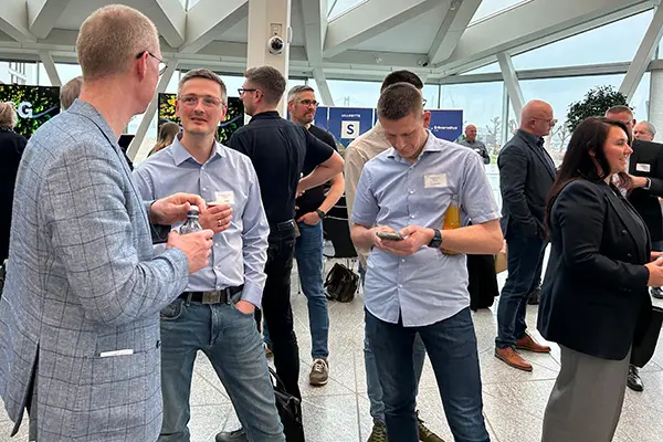 Deltagere i ESG Netværk Fyn står og snakker til møde nr. 2